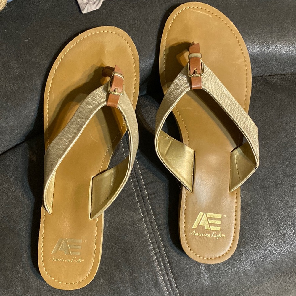 American eagle gold flip flops in great condition. Size 8 but fit like a 7.5